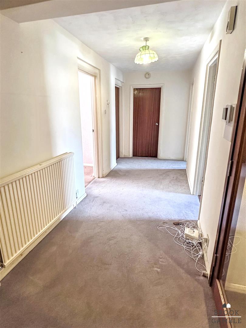 3 Bedroom Flat. St. Johns Road in Eastbourne,  5
